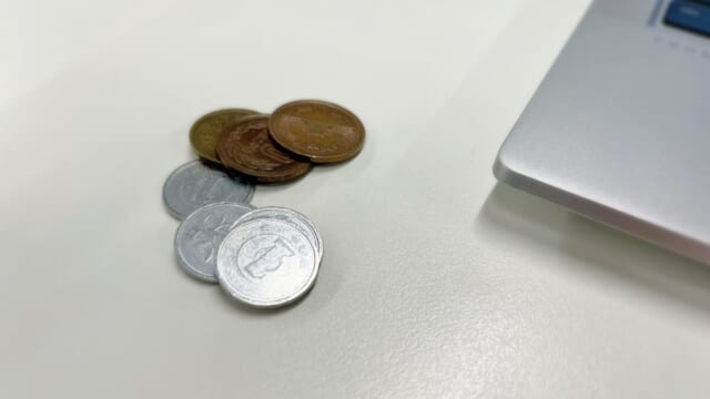 パソコンの側に置かれた小銭