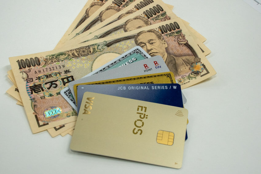 1万円札と数種類のクレジットカードを撮影した写真
