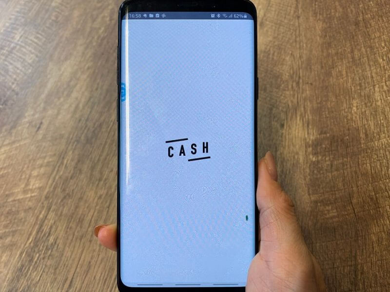 CASHのアプリ画面を表示しているスマートフォン