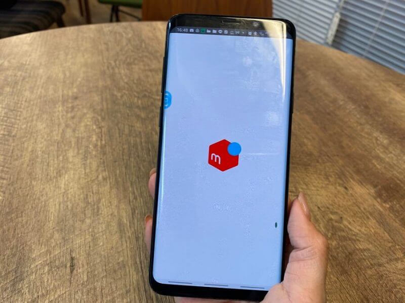 メルカリのアプリ画面を表示しているスマートフォン