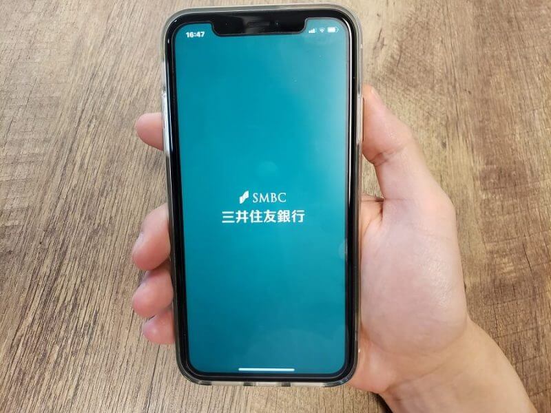 三井住友銀行のアプリ画面を表示するスマートフォン