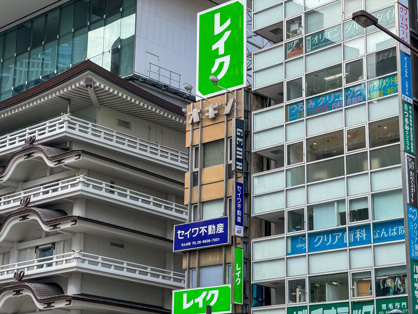 街中のビル内に出店されているレイクの店舗写真