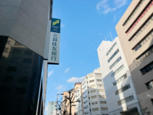 三井住友銀行の建物とビル群の景色